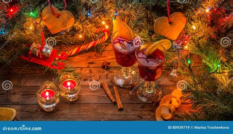 Zwei Gläser Glühwein Mit Orange Scheiben Kerzen Und Weihnachtsbaum Mit