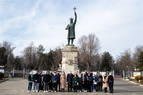 Foto Deputa Ii Psrm Au Depus Flori La Monumentul Lui Tefan Cel Mare