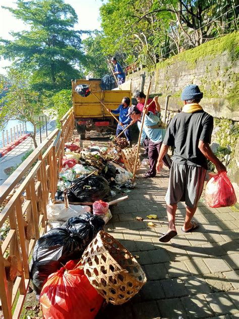 Antisipasi Banjir PUPR Denpasar Rutin Bersihkan Sampah Di Sungai