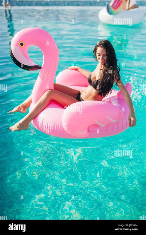 Young girl in pink bikini Fotos und Bildmaterial in hoher Auflösung Seite Alamy