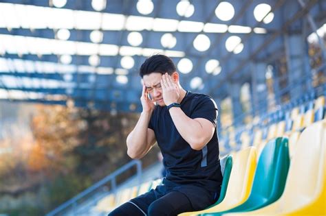 Atleta Masculino Cansado Descansando Asi Tico Segurando Sua Cabe A Tem