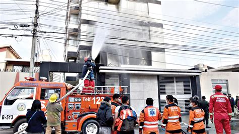 Un Fuerte Incendio Deja En Cenizas El Interior De Una Muebler A En Cala