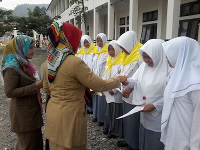 Dokumentasi Pemasangan Slayer Anggota Pmr Sma Negeri Labuhanhaji