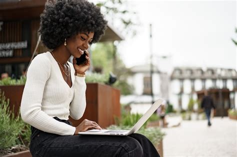 Joven Empresaria Afroamericana Trabajando Con Una Laptop Sentada En El