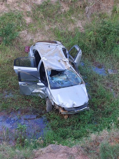 Carro Cai Em Ribanceira Na Mgc E Idosa Morre Em Divino Das