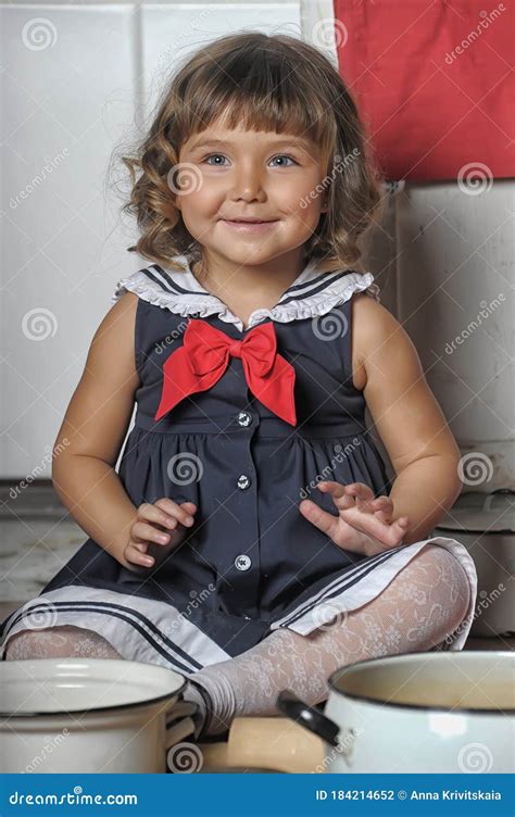 Petite Fille Brune Avec Des Boucles En Robe Costume Marine Dans La