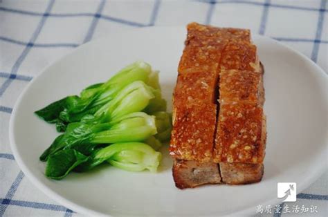 皮脆肉嫩的「港式脆皮燒肉」竟然這麼容易做，超級好吃還吃不胖~沒有烤箱也不怕哦，用「炒鍋」也可以做！