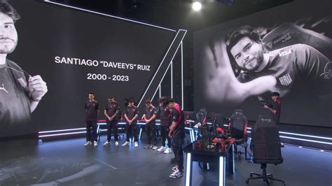 Kr E G Prestam Minuto De Sil Ncio Em Homenagem Daveeys Vzone