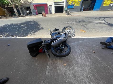 Motociclista morre ao bater em árvore após tentar desviar de pedestre