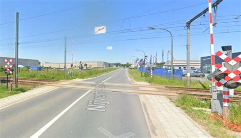 Trein Rijdt Auto Aan Op Overweg In Komen Getuigen Focus En WTV