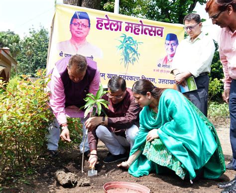 मुख्यमंत्री पुष्कर सिंह धामी ने हरेला पर्व के अवसर पर मुख्यमंत्री आवास