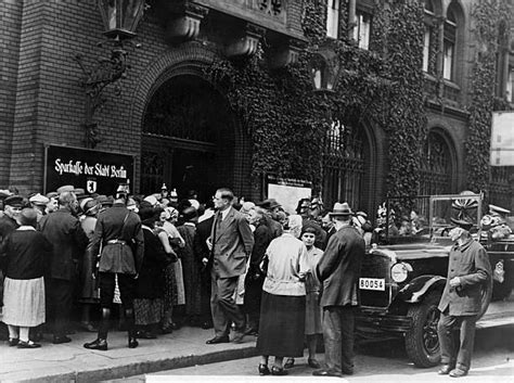 Germany Great Depression 1929 32 Bank Panic 1931 Crowd Outside