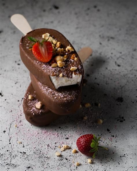 Paleta En Palito Con Nueces Y Frutos Rojos Helado En Glaseado De