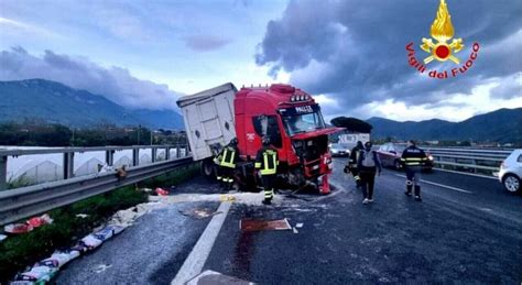 Incidente Autostradale Tra Baronissi E Mercato San Severino Camion