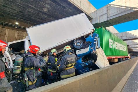 Fuerte choque en la ciudad de Buenos Aires dejó un camionero herido en