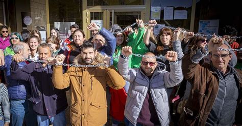 Educación Docentes se encadenan para pedir a la Junta que pague los