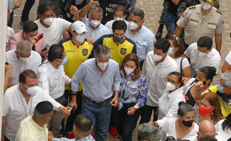 El candidato Guillermo Lasso ejerció su derecho al voto en Guayaquil