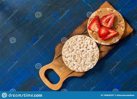 Galletas De Arroz Con Crema De Almendras Y Fresas Imagen De Archivo