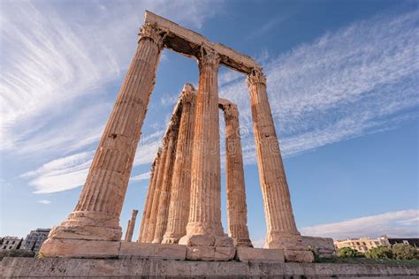 Columnas En El Templo De Zeus Con Cielo Azul Y Nubes Atens Grecia