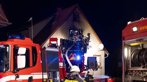 Brand In Einfamilienhaus Eine Person Schwer Verletzt