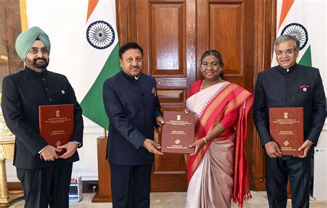 Cec Rajiv Kumar Presents Newly Elected Lok Sabha Members To President Murmu