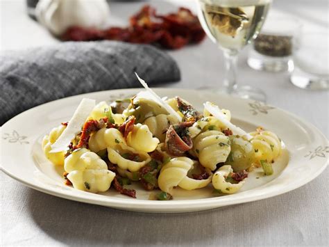 Pasta with anchovies and olives Recipe | EatSmarter