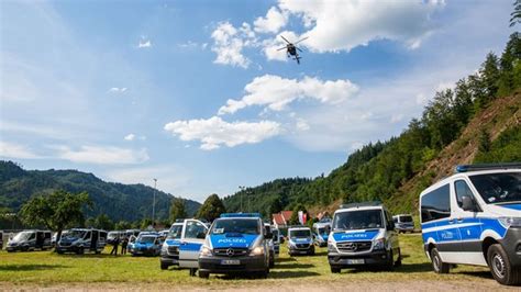 In den Wald geflüchtet Polizei sucht mit Großaufgebot nach bewaffnetem