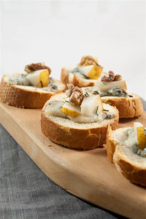 Crostini Caldi Con Pere Gorgonzola Noci E Rosmarino Ricetta Ed