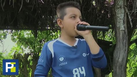 Apasionado locutor Este niño se destaca como narrador deportivo en El