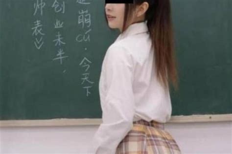 95后女老师穿“jk”上课，学生更积极，家长却质疑：把孩子带坏了教育老师上课制服