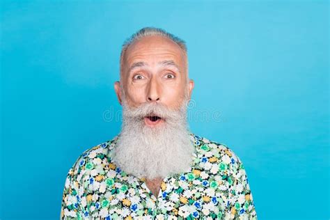 Foto De Clausura Del Abuelo Jubilado De La Vejez Con Camisa De Verano