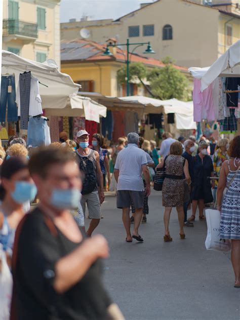 Il Mercato Di Forte Dei Marmi Tutto Lanno Una Tradizione Che Resta