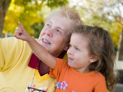 Anziani E Bambini Insieme A Mensa Giunti Scuola