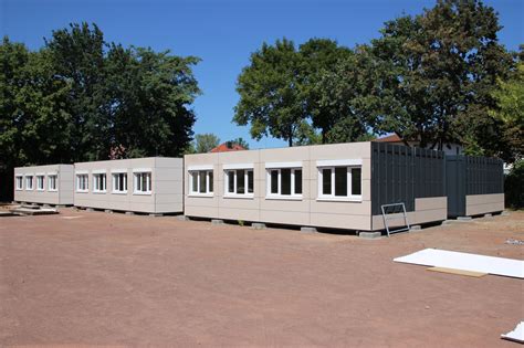 Mobile Klassenzimmer In Der Lew Tolstoi Grundschule Stehen Container