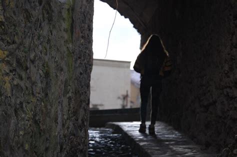 Vista Trasera De Una Mujer Caminando Por Un T Nel Foto Premium