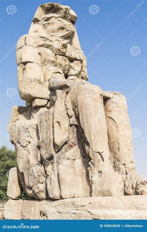 Colossus Of Memnon Statue Of Pharaoh Amenhotep Iii Luxor Coloso