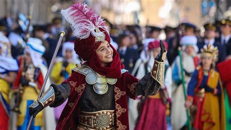 Moros Y Cristianos Alcoy La Gloria Infantil Brilla En Alcoy