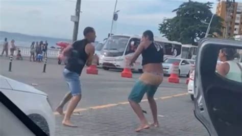 UFC NA BARRA Dois homens brigam em frente ao cartão postal mais