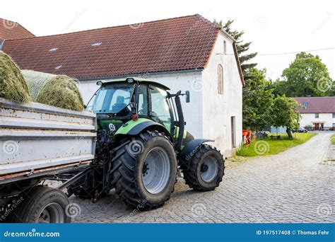 Un Tractor Que Arrastra Un Remolque