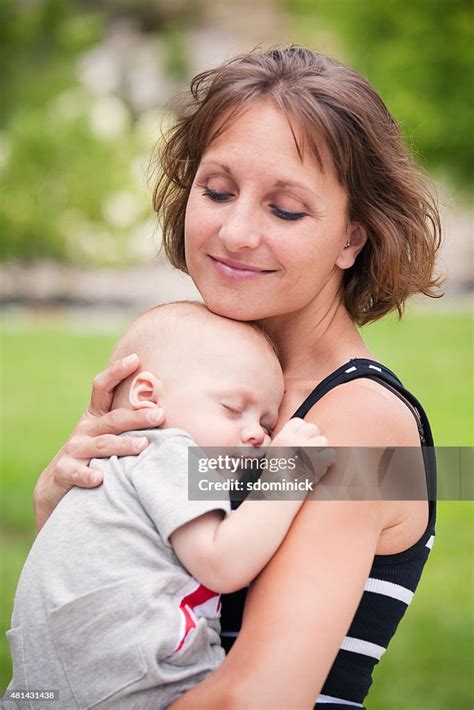 Belle Mère Tenant Son Garçon De Bébé Chambre Photo Getty Images