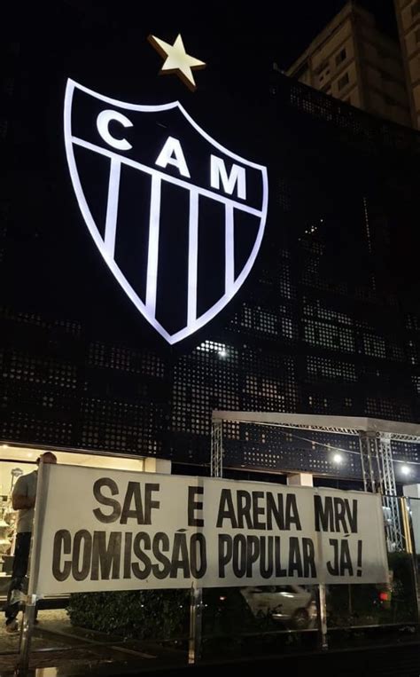 Torcedores Protestam Em Reuni O Do Conselho Na Sede Do Atl Tico Falagalo