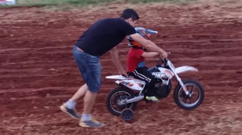 Qual A Idade Permitida Para Crian A Andar De Moto Em Rela O Crian As