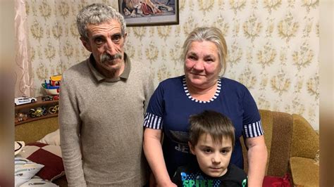 Від мирного життя спогади у фотоальбомі Родина переселенців з