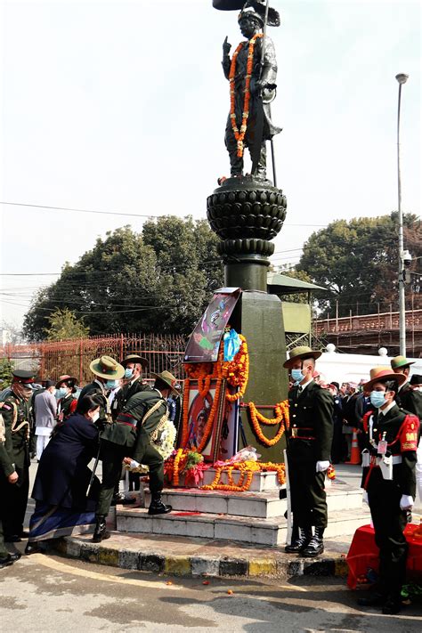 तस्बिरमा हेर्नुहोस् पृथ्वीनारायण शाहको शालिकमा राष्ट्रपतिको माल्यार्पण