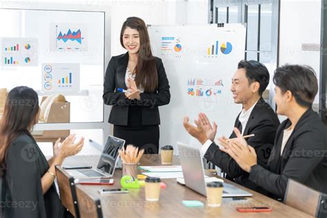 hermosa empresaria da informe presentación a sus colegas de negocios