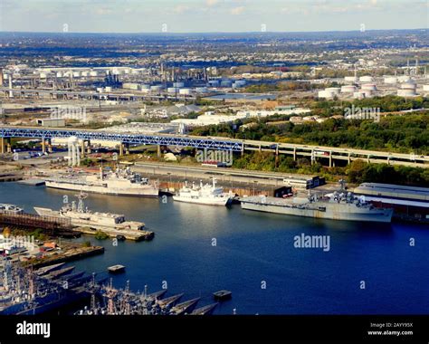 Philadelphia Naval Shipyard Hi Res Stock Photography And Images Alamy