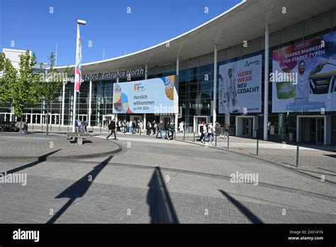 Eingang Zur Faf In Der K Lnmesse Faf Farbe Ausbau Fassade Ist Eine