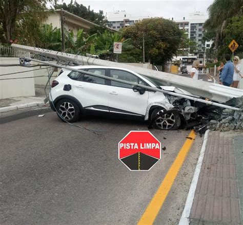 Carro colide em poste e deixa rua sem energia elétrica em São José