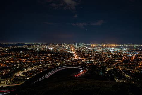 Ciudad de noche vista aérea luces de la ciudad descripción general