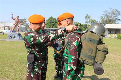 Komandan Wingdik Pasgat Tutup Pendidikan Kursus Jump Master